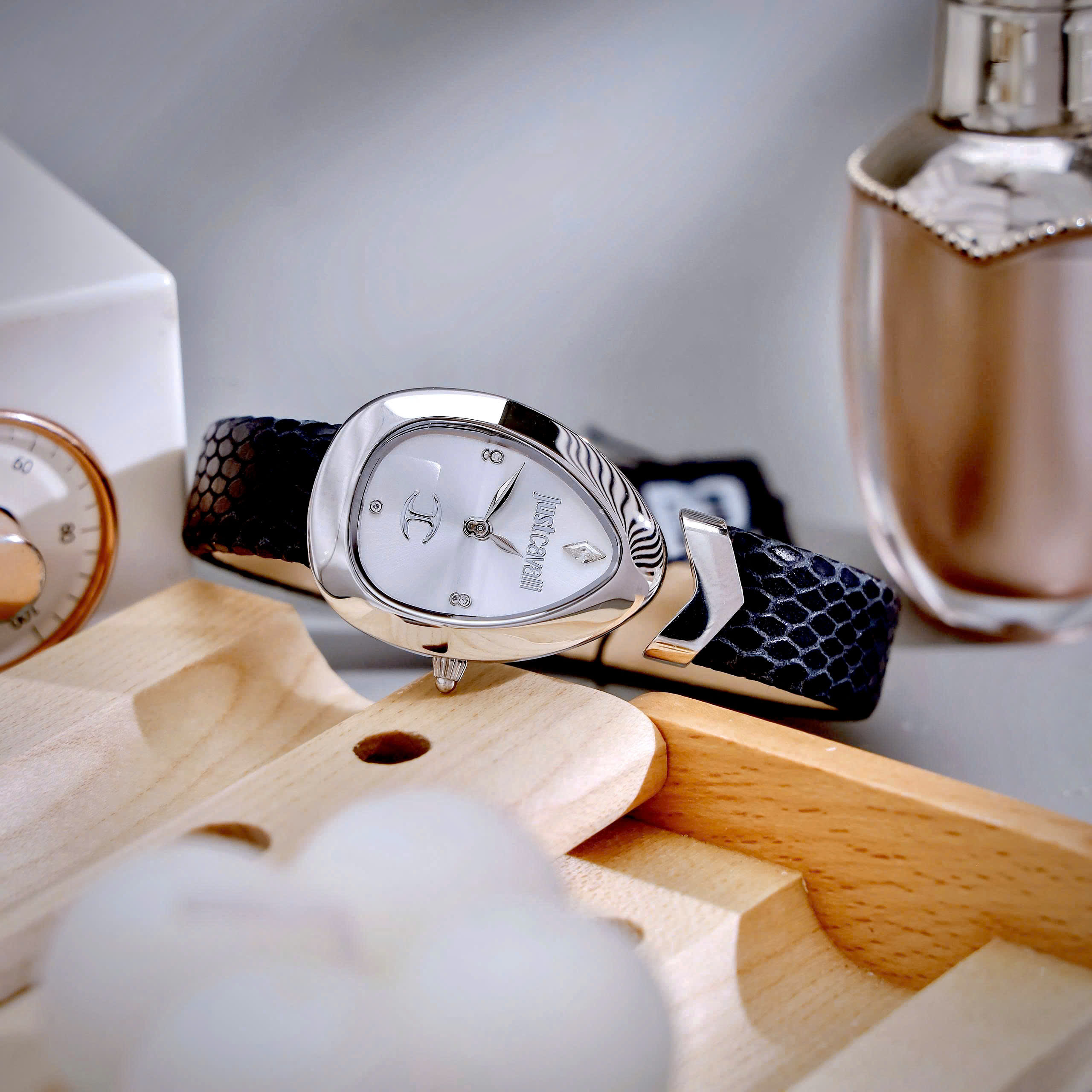 Đồng Hồ Just Cavalli Embellished Nữ Dây Da Màu Đen Like Auth Máy Pin 30mm (4) Đồng Hồ Just Cavalli Embellished Nữ Dây Da Màu Đen Like Auth Máy Pin 30mm (1)