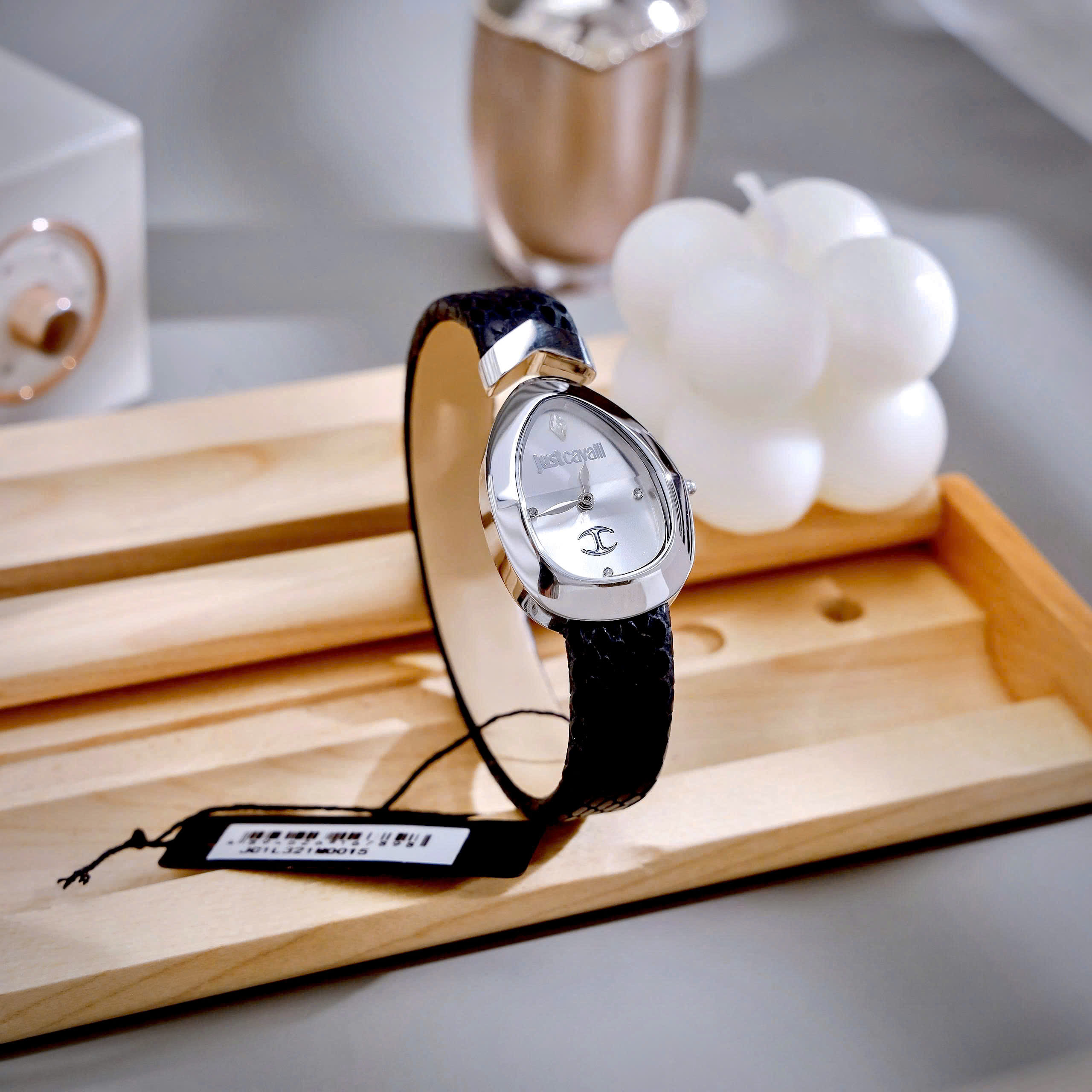 Đồng Hồ Just Cavalli Embellished Nữ Dây Da Màu Đen Like Auth Máy Pin 30mm (5) Đồng Hồ Just Cavalli Embellished Nữ Dây Da Màu Đen Like Auth Máy Pin 30mm (1)