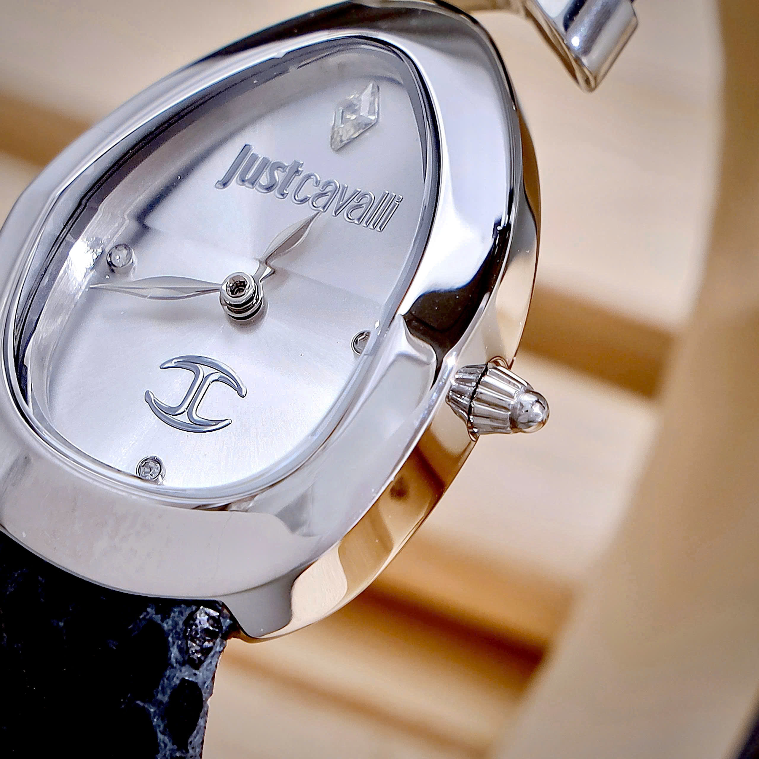 Đồng Hồ Just Cavalli Embellished Nữ Dây Da Màu Đen Like Auth Máy Pin 30mm (7) Đồng Hồ Just Cavalli Embellished Nữ Dây Da Màu Đen Like Auth Máy Pin 30mm (1)