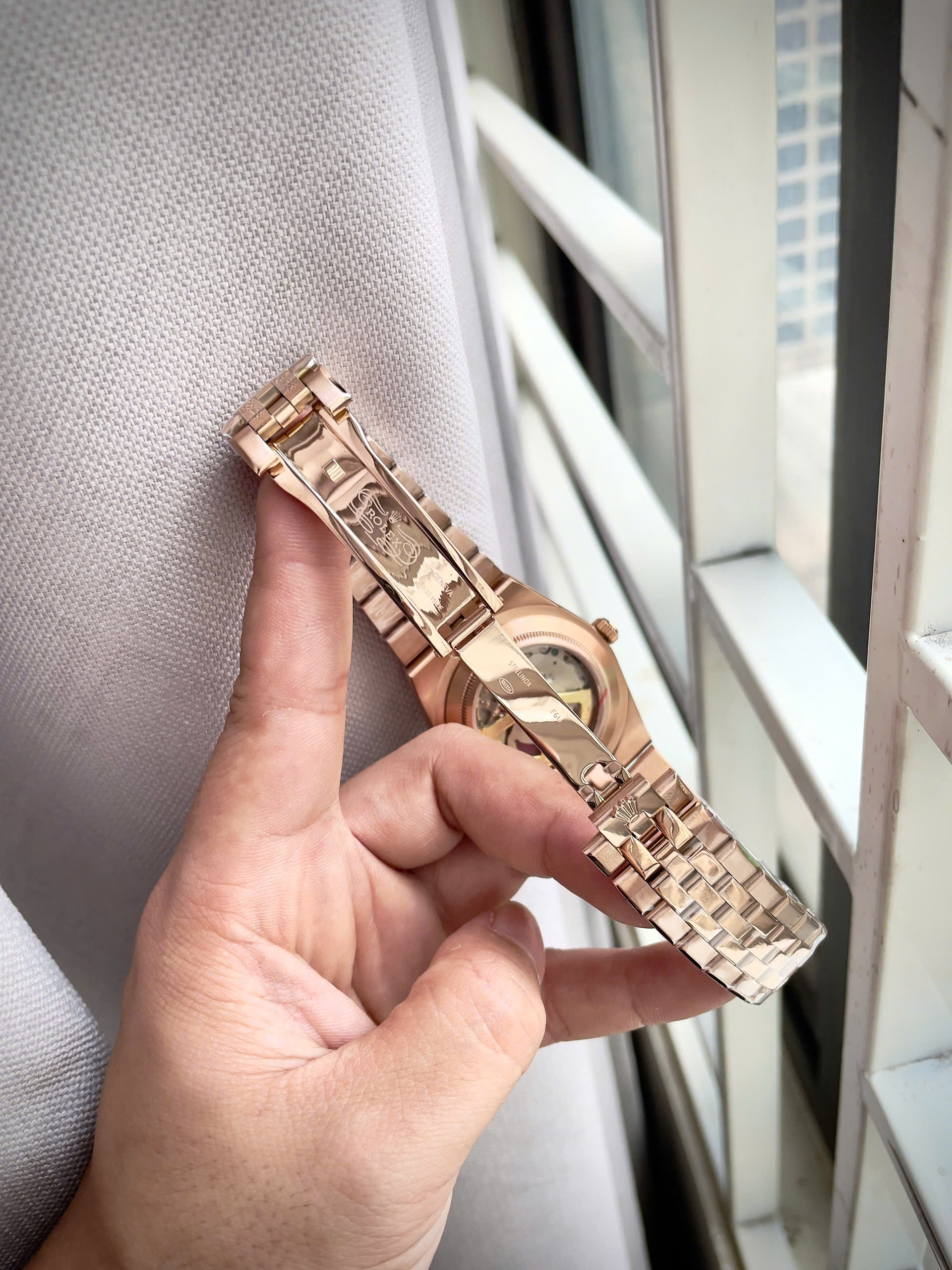 Đồng Hồ Rolex Land-Dweller Fake Cao Cấp Màu Vàng Hồng Hoạ Tiết Tổ Ong 40mm (1) Dong Ho Rolex Land Dweller Fake Cao Cap Mau Vang Hong Hoa Tiet To Ong 40mm 1