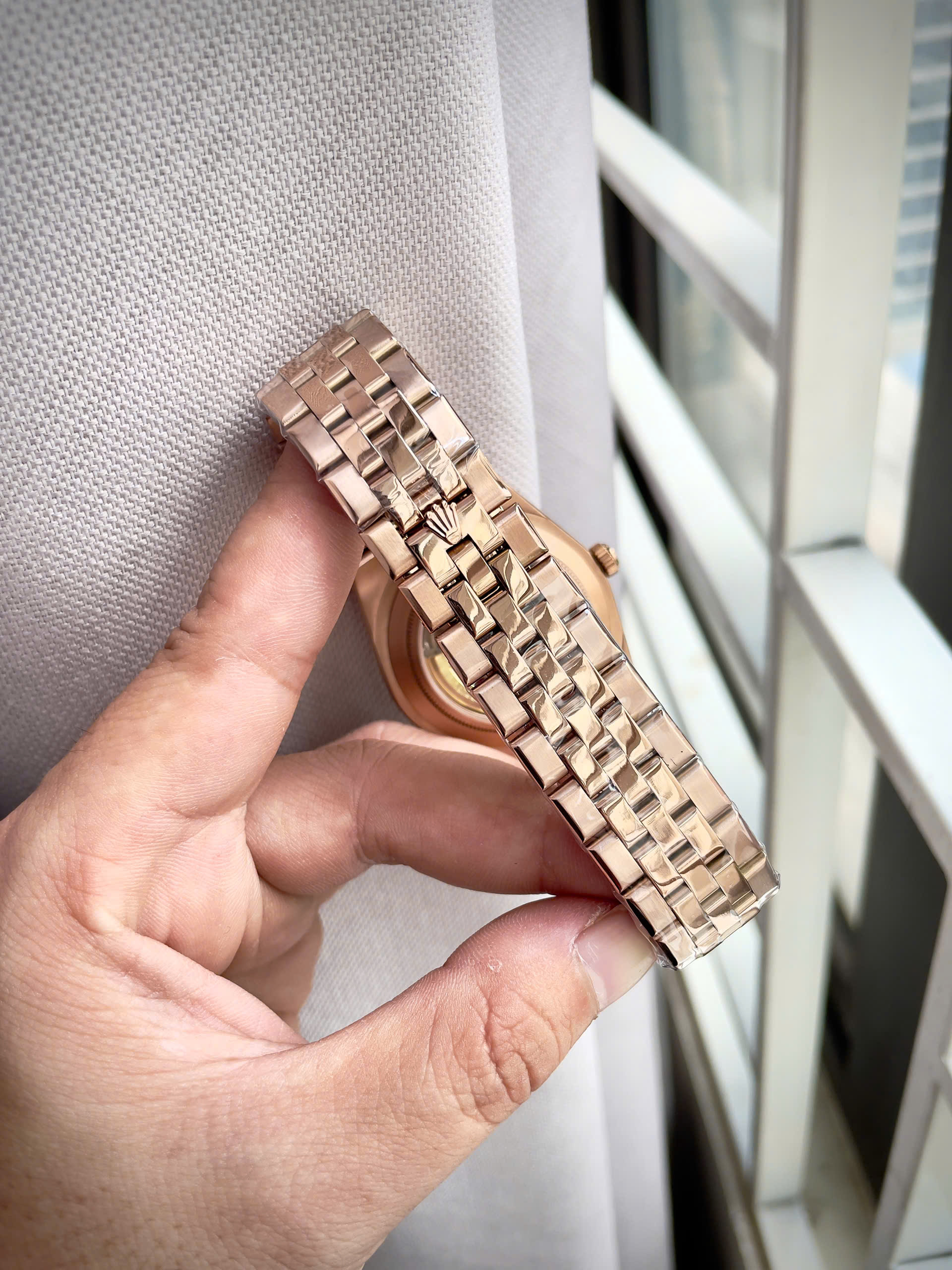 Đồng Hồ Rolex Land-Dweller Fake Cao Cấp Màu Vàng Hồng Hoạ Tiết Tổ Ong 40mm (3) Dong Ho Rolex Land Dweller Fake Cao Cap Mau Vang Hong Hoa Tiet To Ong 40mm 3