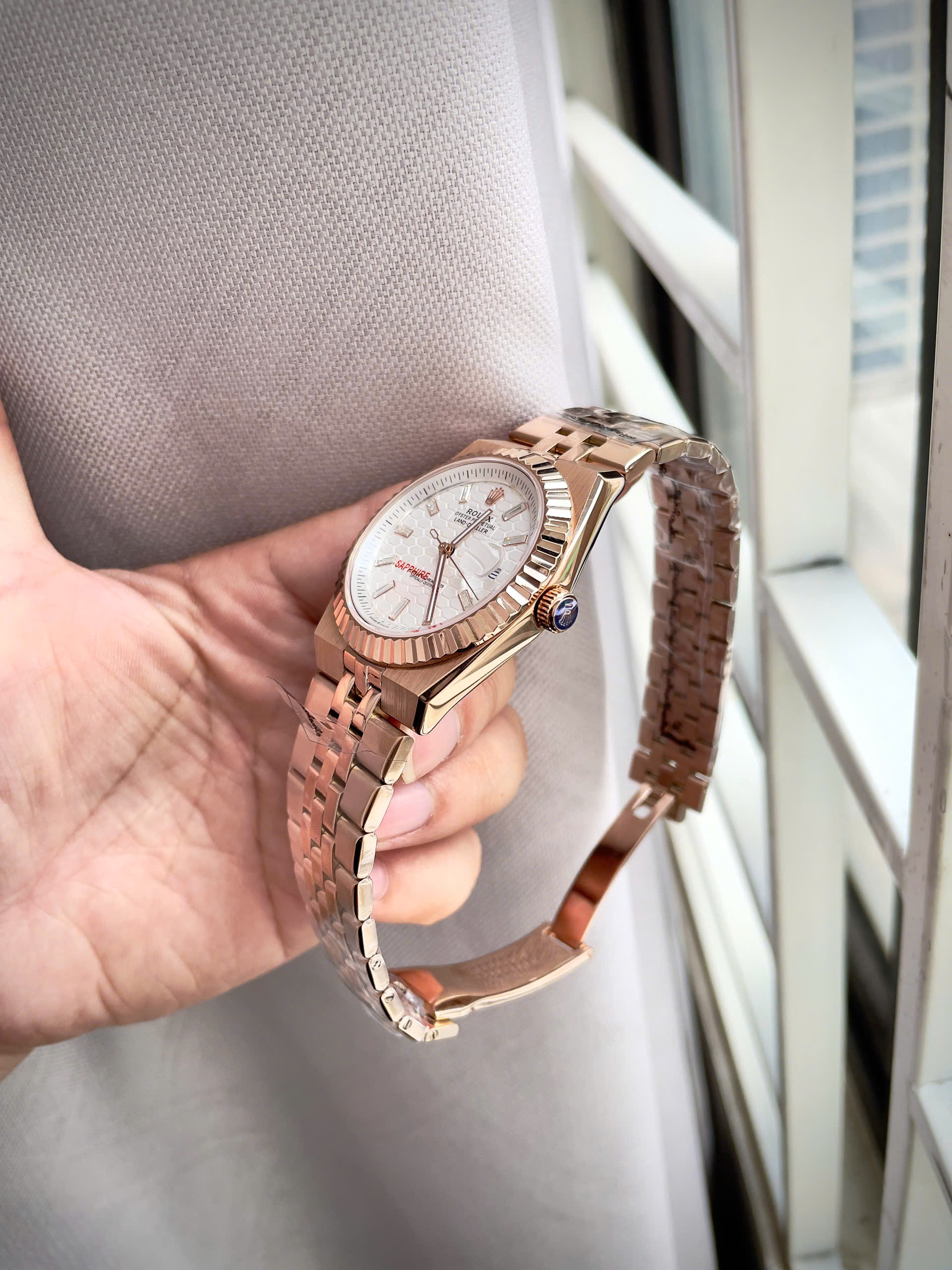 Đồng Hồ Rolex Land-Dweller Fake Cao Cấp Màu Vàng Hồng Hoạ Tiết Tổ Ong 40mm (4) Dong Ho Rolex Land Dweller Fake Cao Cap Mau Vang Hong Hoa Tiet To Ong 40mm 4