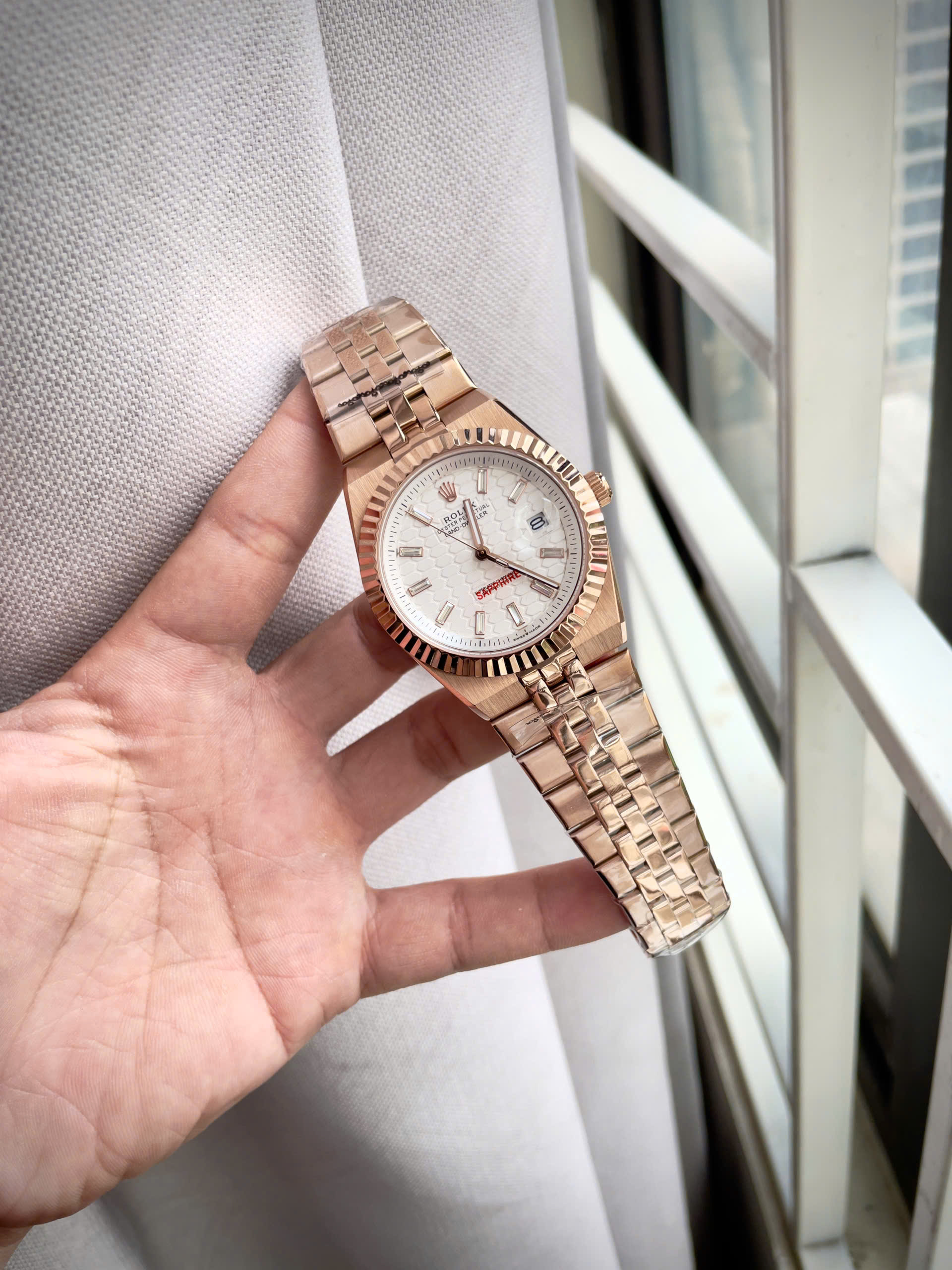 Đồng Hồ Rolex Land-Dweller Fake Cao Cấp Màu Vàng Hồng Hoạ Tiết Tổ Ong 40mm (6) Đồng Hồ Rolex Land-Dweller Fake Cao Cấp Màu Vàng Hồng Hoạ Tiết Tổ Ong 40mm (7)