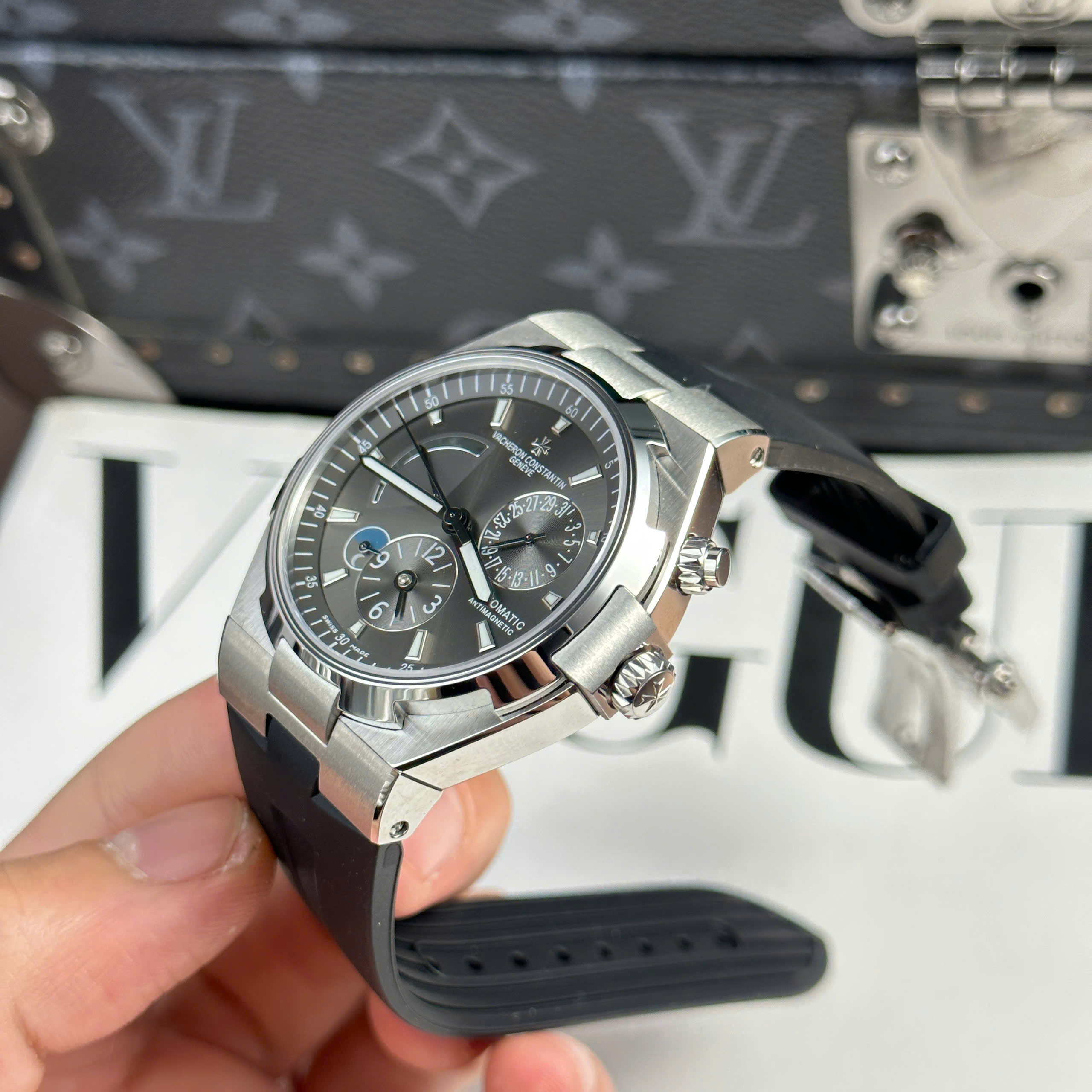 Đồng Hồ Vacheron Constantin Overseas Dual Time 47450 Dây Cao Su Mặt Xám 9F 42mm (11) Dong Ho Vacheron Constantin Overseas Dual Time 47450 Day Cao Su Mat Xam 9F 42mm 11