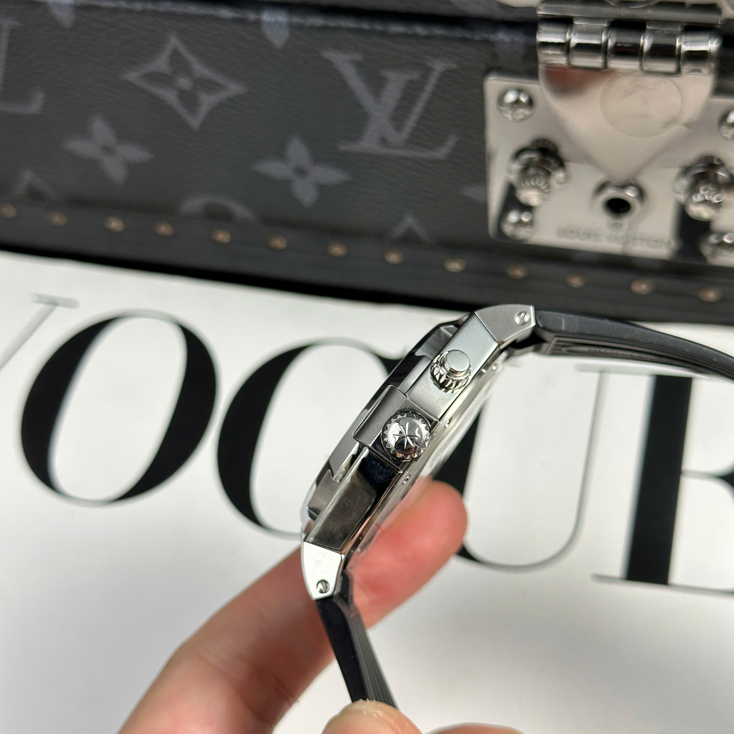 Đồng Hồ Vacheron Constantin Overseas Dual Time 47450 Dây Cao Su Mặt Xám 9F 42mm (3) Dong Ho Vacheron Constantin Overseas Dual Time 47450 Day Cao Su Mat Xam 9F 42mm 3