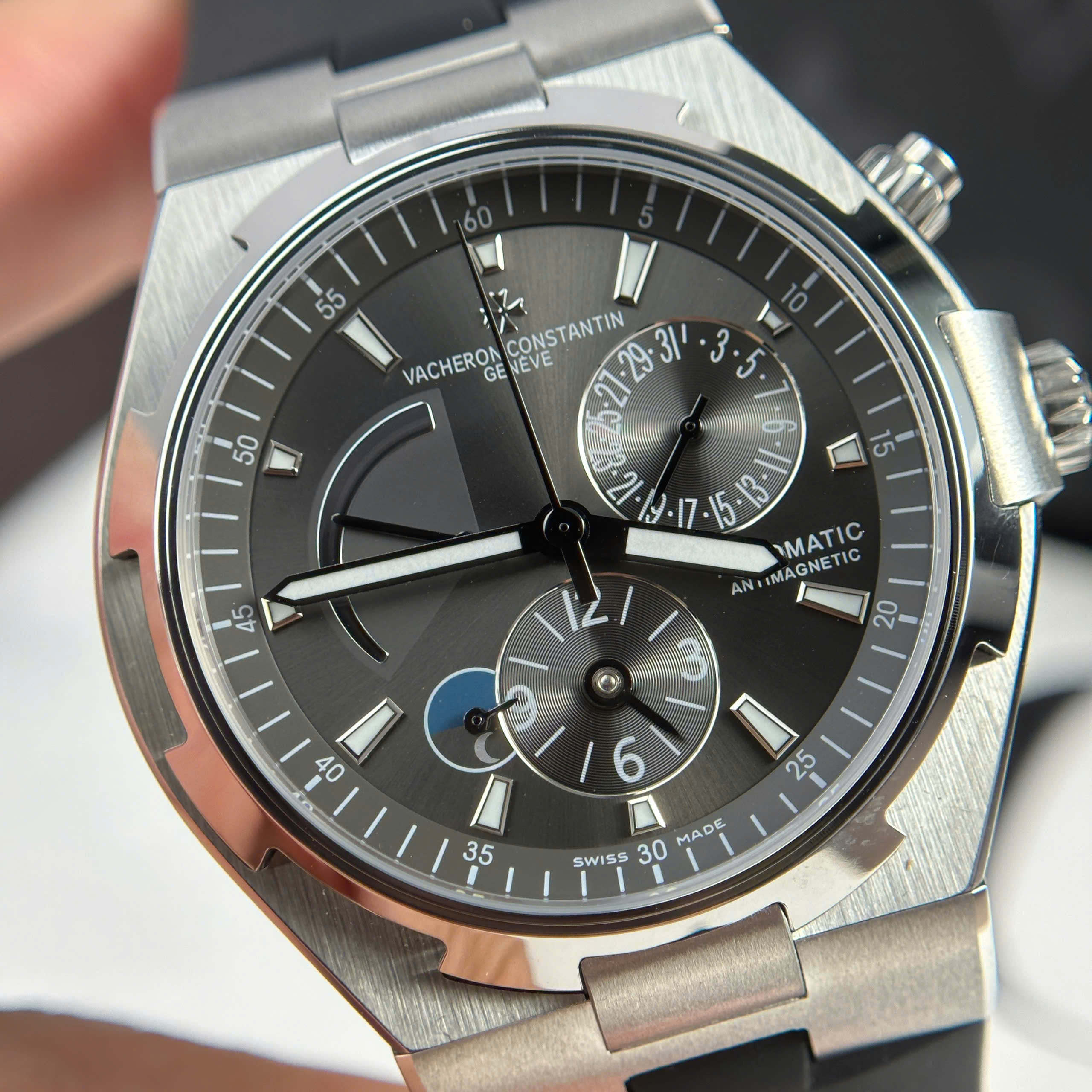 Đồng Hồ Vacheron Constantin Overseas Dual Time 47450 Dây Cao Su Mặt Xám 9F 42mm (6) Dong Ho Vacheron Constantin Overseas Dual Time 47450 Day Cao Su Mat Xam 9F 42mm 6