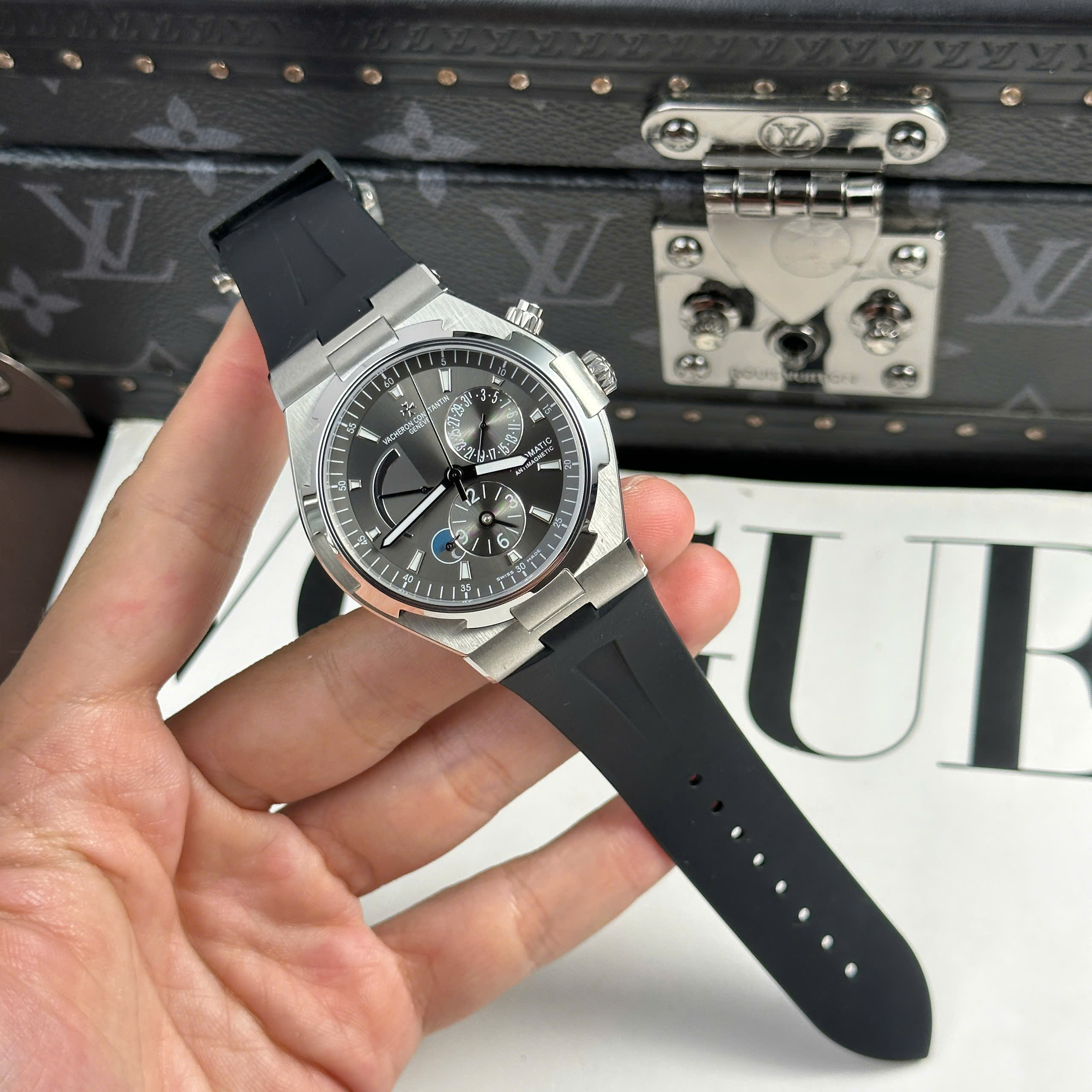 Đồng Hồ Vacheron Constantin Overseas Dual Time 47450 Dây Cao Su Mặt Xám 9F 42mm (7) Dong Ho Vacheron Constantin Overseas Dual Time 47450 Day Cao Su Mat Xam 9F 42mm 7