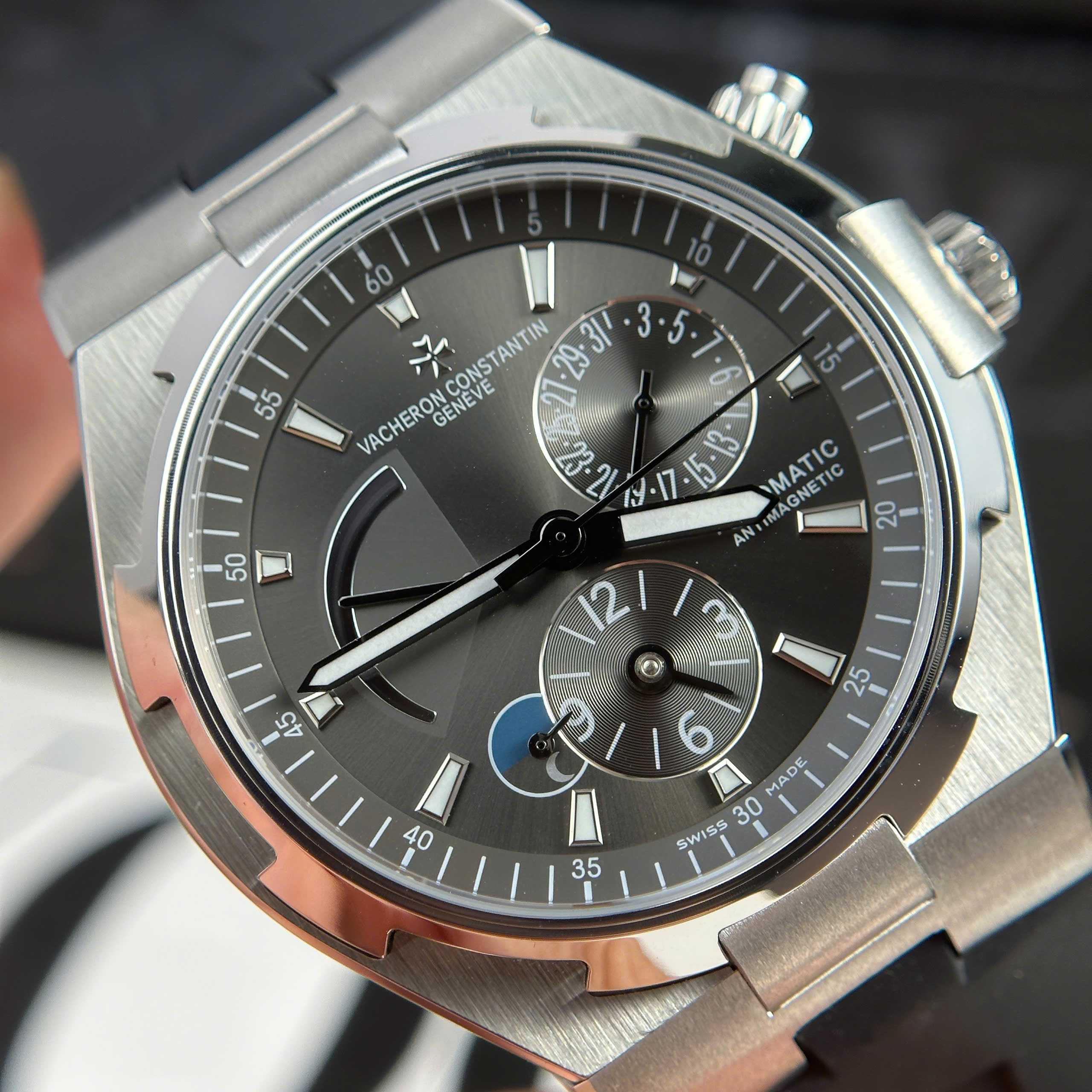 Đồng Hồ Vacheron Constantin Overseas Dual Time 47450 Dây Cao Su Mặt Xám 9F 42mm (8) Dong Ho Vacheron Constantin Overseas Dual Time 47450 Day Cao Su Mat Xam 9F 42mm 8