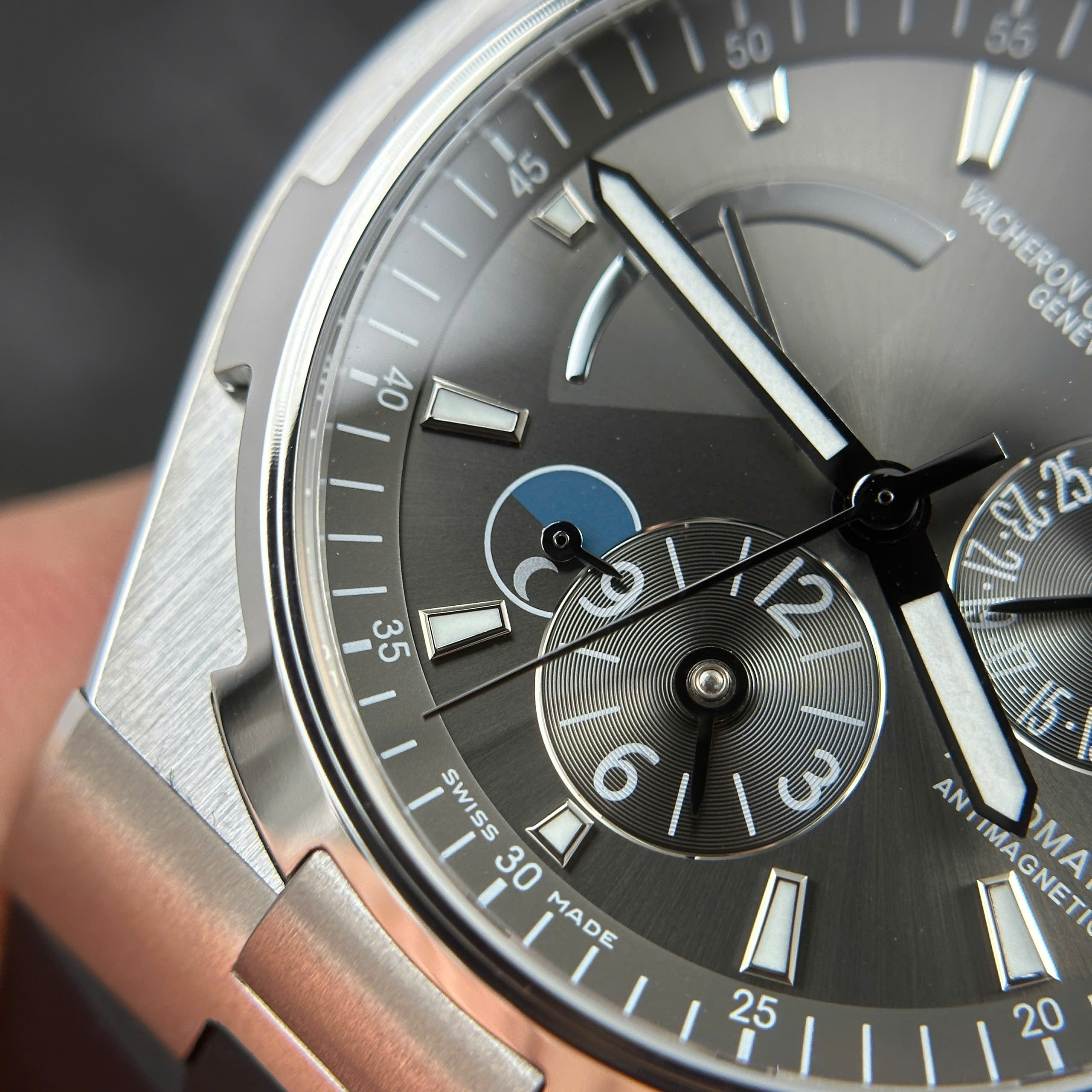 Đồng Hồ Vacheron Constantin Overseas Dual Time 47450 Dây Cao Su Mặt Xám 9F 42mm (9) Dong Ho Vacheron Constantin Overseas Dual Time 47450 Day Cao Su Mat Xam 9F 42mm 9