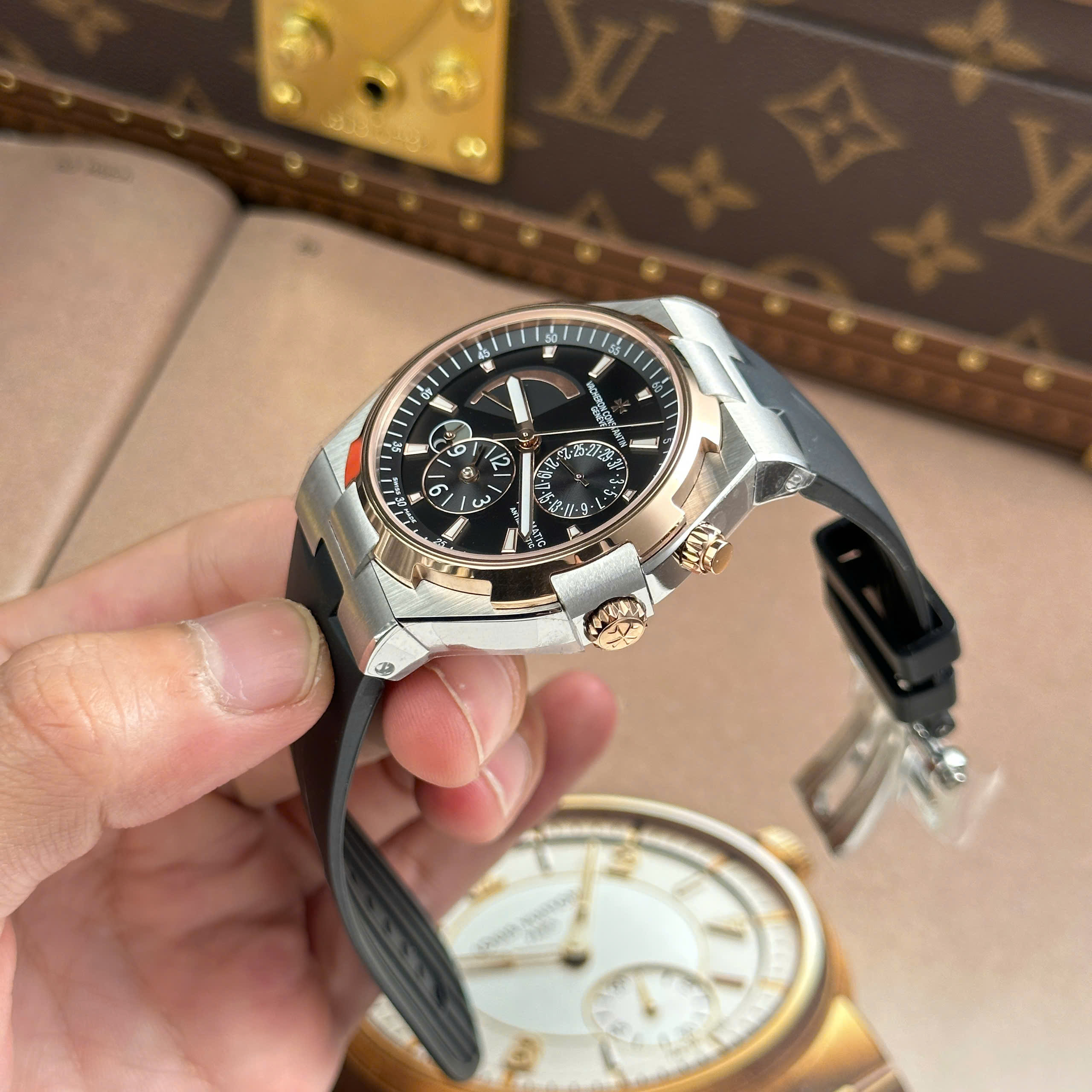 Đồng Hồ Vacheron Constantin Overseas Dual Time 47450 Dây Cao Su Màu Đen 9F 42mm (2) Dong Ho Vacheron Constantin Overseas Dual Time 47450 Day Cao Su Mau Den 9F 42mm 2
