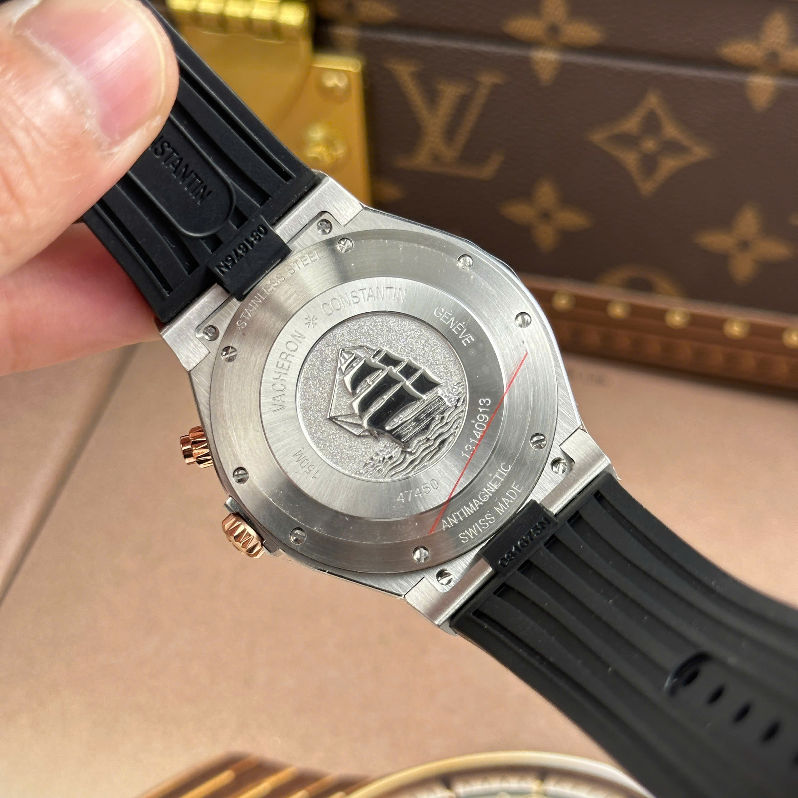 Đồng Hồ Vacheron Constantin Overseas Dual Time 47450 Dây Cao Su Màu Đen 9F 42mm (4) Đồng Hồ Vacheron Constantin Overseas Dual Time 47450 Dây Cao Su Màu Đen 9F 42mm (5)