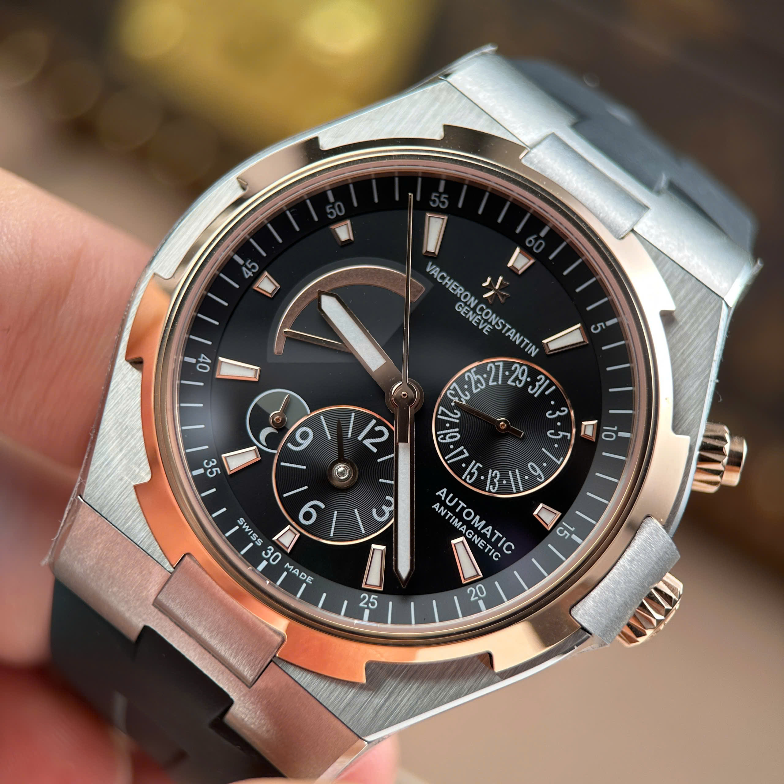 Đồng Hồ Vacheron Constantin Overseas Dual Time 47450 Dây Cao Su Màu Đen 9F 42mm (7) Dong Ho Vacheron Constantin Overseas Dual Time 47450 Day Cao Su Mau Den 9F 42mm 7