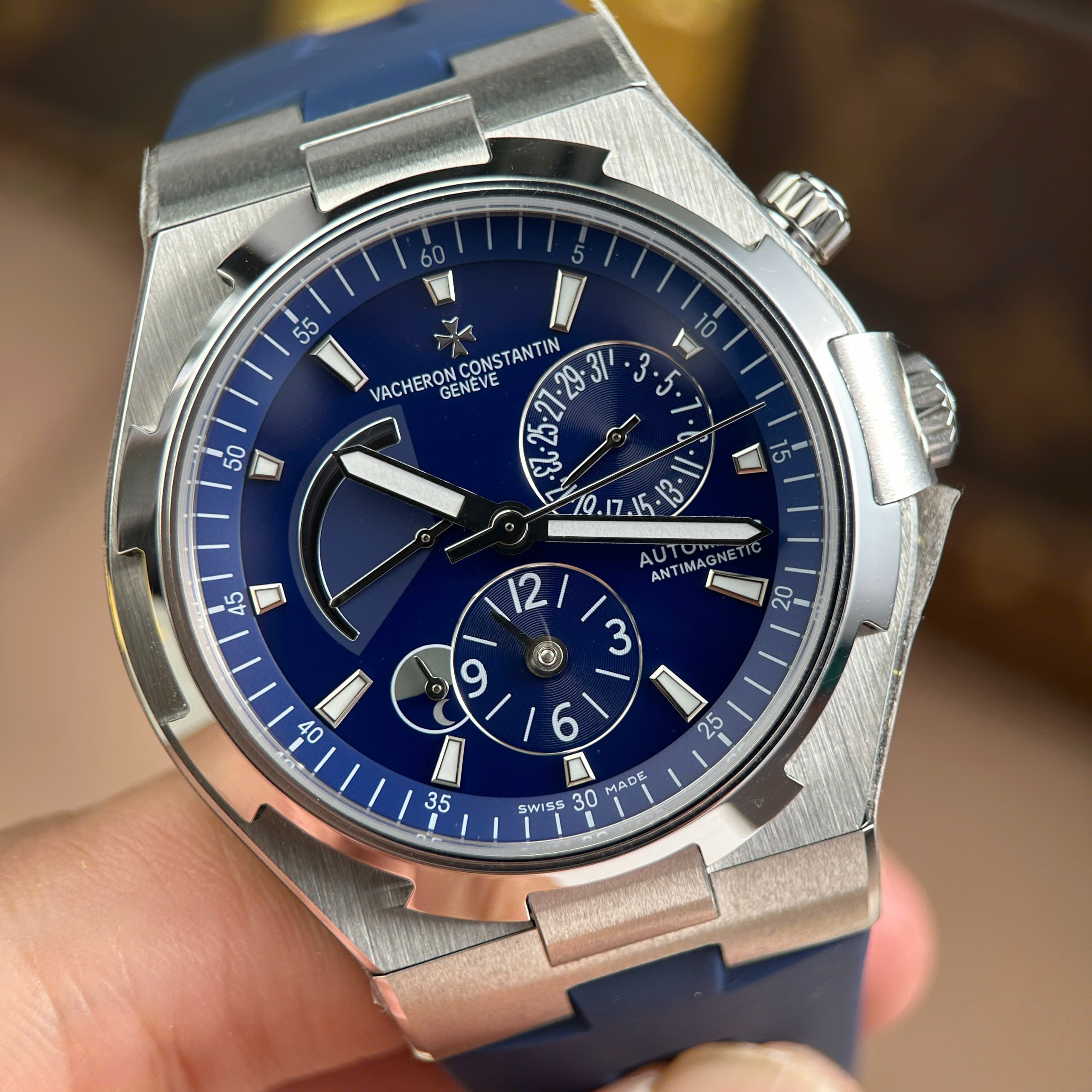 Đồng Hồ Vacheron Constantin Overseas Dual Time 47450 Dây Cao Su Màu Xanh 9F 42mm (2) Dong Ho Vacheron Constantin Overseas Dual Time 47450 Day Cao Su Mau Xanh 9F 42mm 2