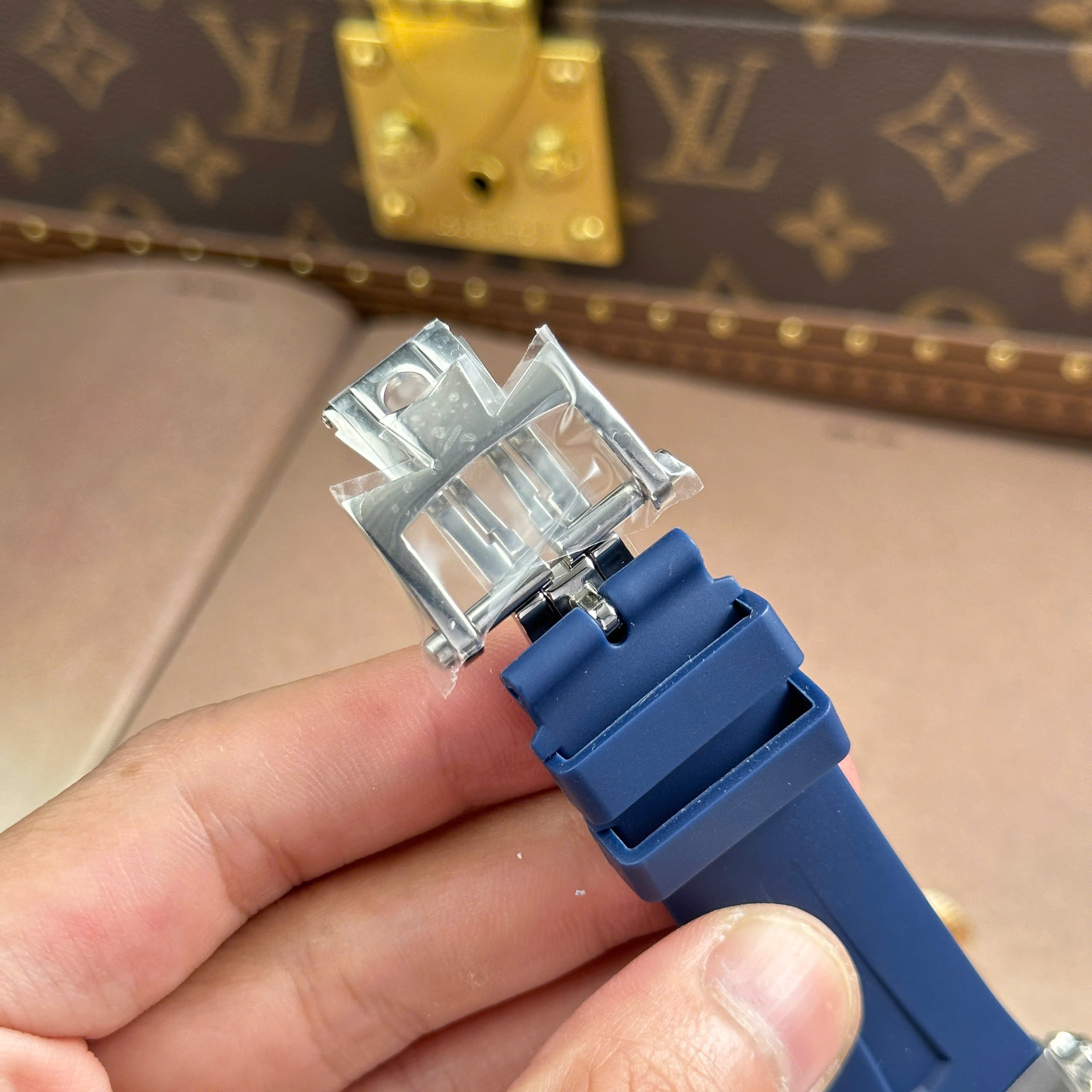 Đồng Hồ Vacheron Constantin Overseas Dual Time 47450 Dây Cao Su Màu Xanh 9F 42mm (4) Dong Ho Vacheron Constantin Overseas Dual Time 47450 Day Cao Su Mau Xanh 9F 42mm 4