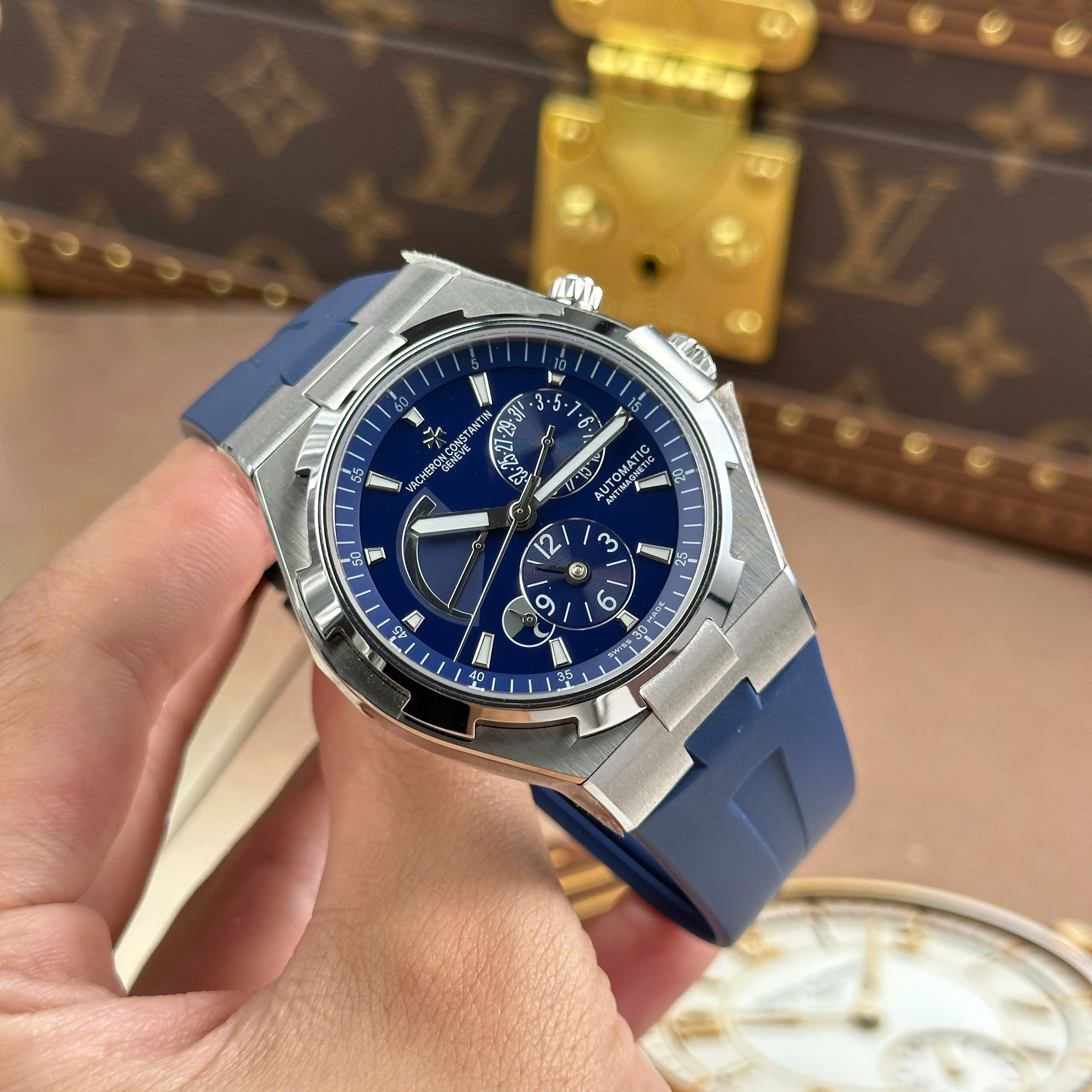 Đồng Hồ Vacheron Constantin Overseas Dual Time 47450 Dây Cao Su Màu Xanh 9F 42mm (5) Đồng Hồ Vacheron Constantin Overseas Dual Time 47450 Dây Cao Su Màu Xanh 9F 42mm (5)