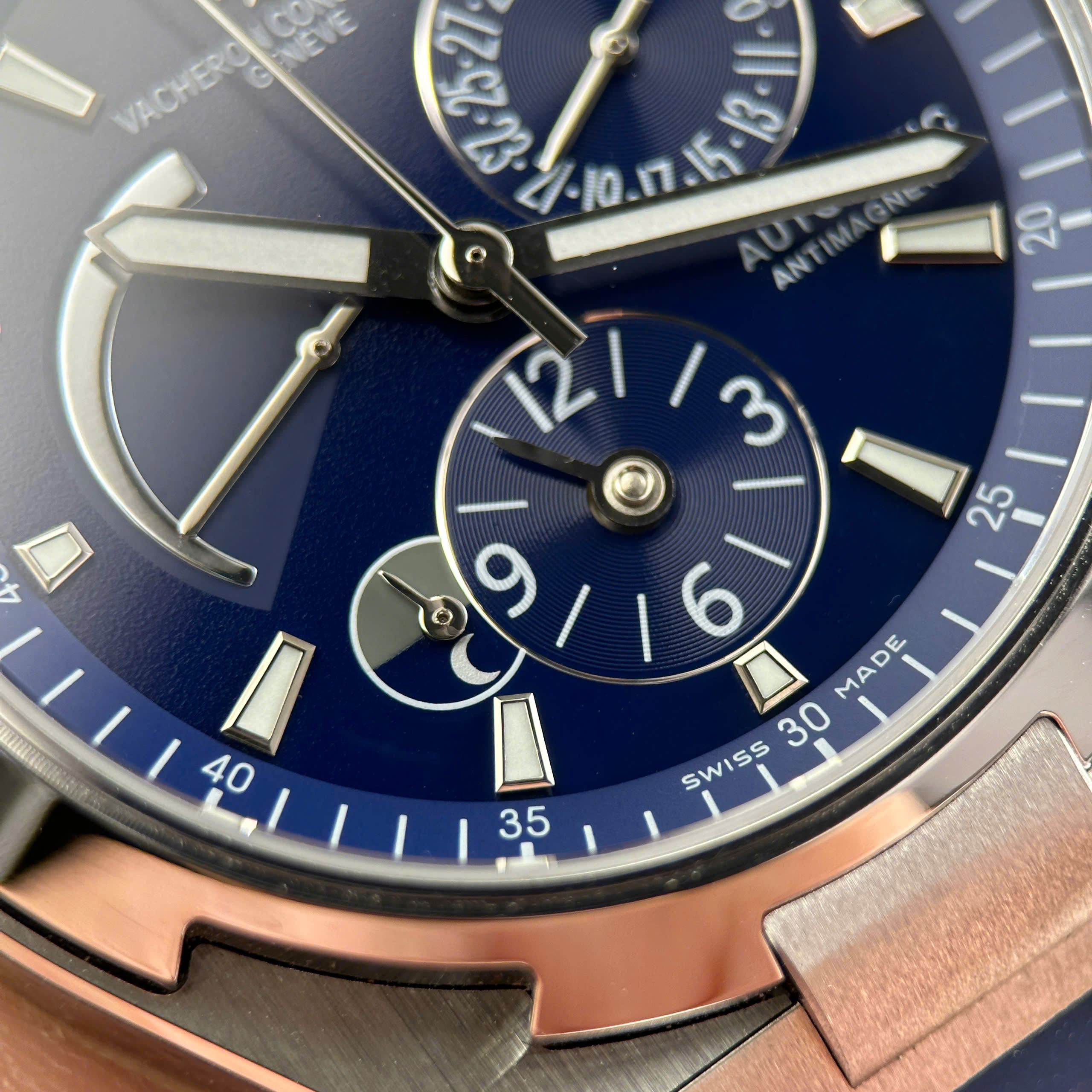 Đồng Hồ Vacheron Constantin Overseas Dual Time 47450 Dây Cao Su Màu Xanh 9F 42mm (6) Dong Ho Vacheron Constantin Overseas Dual Time 47450 Day Cao Su Mau Xanh 9F 42mm 6