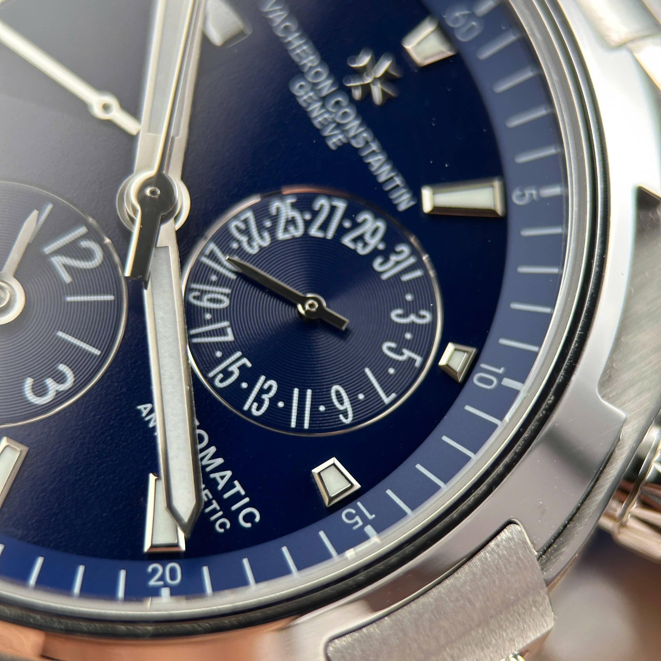 Đồng Hồ Vacheron Constantin Overseas Dual Time 47450 Dây Cao Su Màu Xanh 9F 42mm (7) Dong Ho Vacheron Constantin Overseas Dual Time 47450 Day Cao Su Mau Xanh 9F 42mm 7