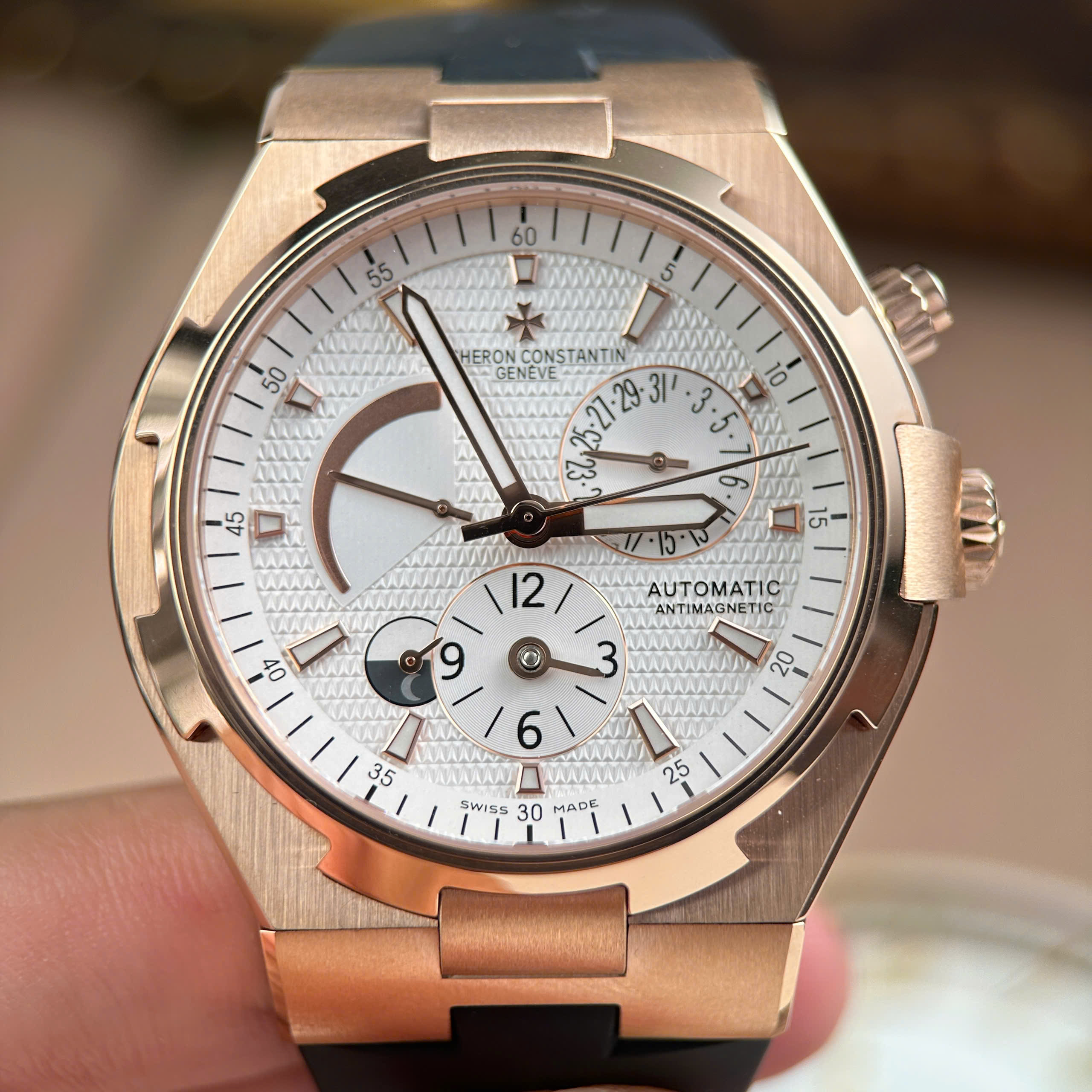 Đồng Hồ Vacheron Constantin Overseas Dual Time 47450 Màu Vàng Hồng Xưởng 9F 42mm (1) Đồng Hồ Vacheron Constantin Overseas Dual Time 47450 Màu Vàng Hồng Xưởng 9F 42mm (10)