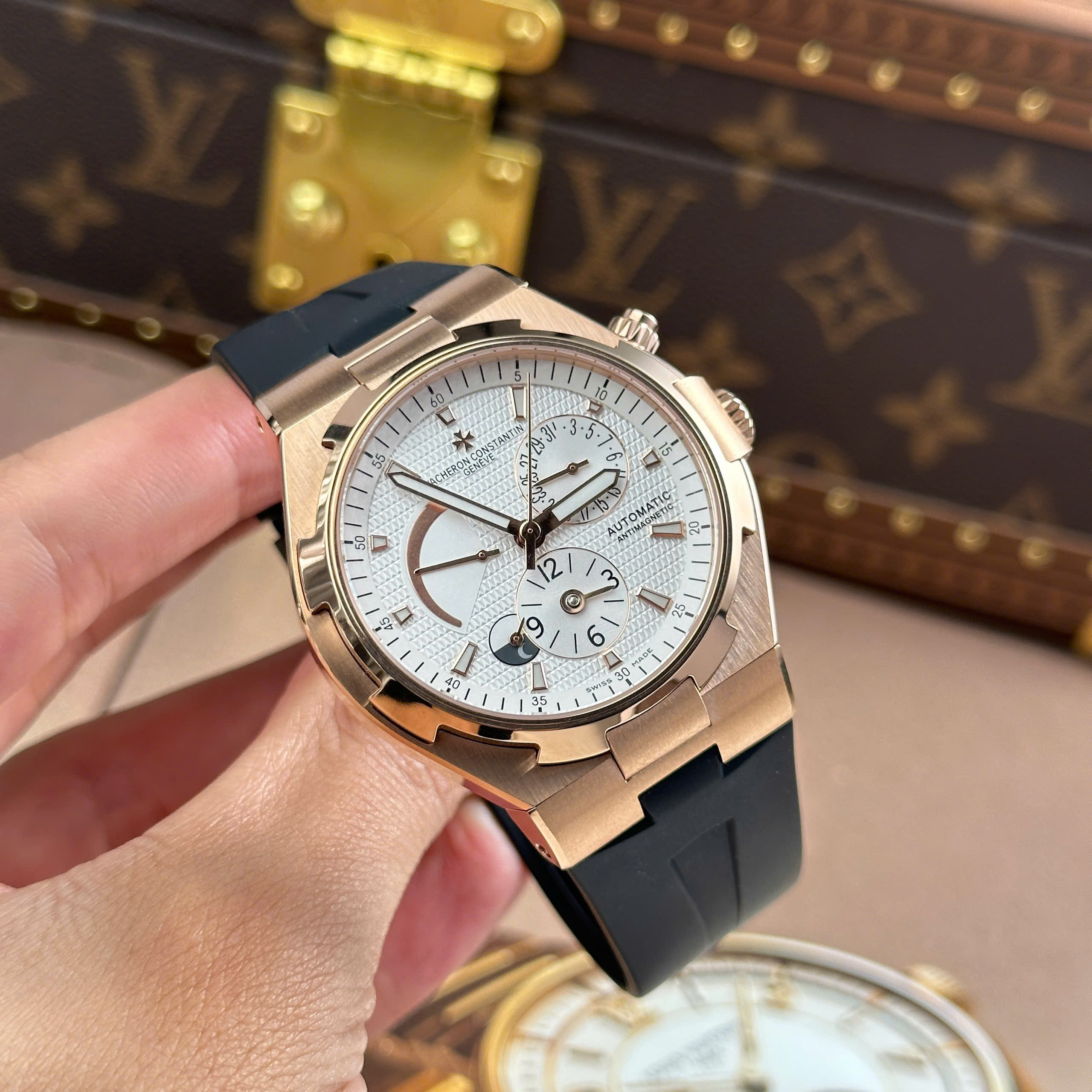 Đồng Hồ Vacheron Constantin Overseas Dual Time 47450 Màu Vàng Hồng Xưởng 9F 42mm (10) Đồng Hồ Vacheron Constantin Overseas Dual Time 47450 Màu Vàng Hồng Xưởng 9F 42mm (10)