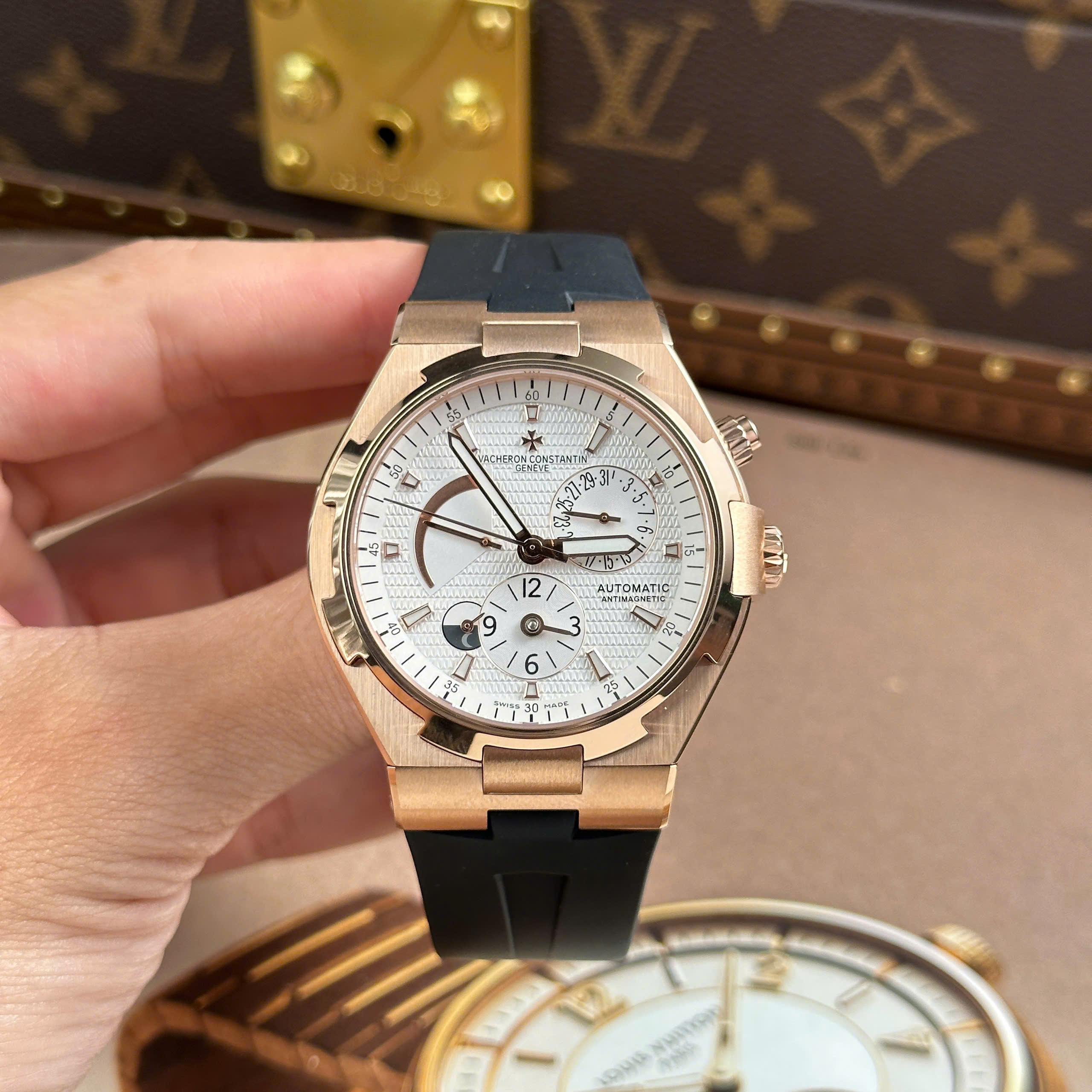 Đồng Hồ Vacheron Constantin Overseas Dual Time 47450 Màu Vàng Hồng Xưởng 9F 42mm (2) Dong Ho Vacheron Constantin Overseas Dual Time 47450 Mau Vang Hong Xuong 9F 42mm 2