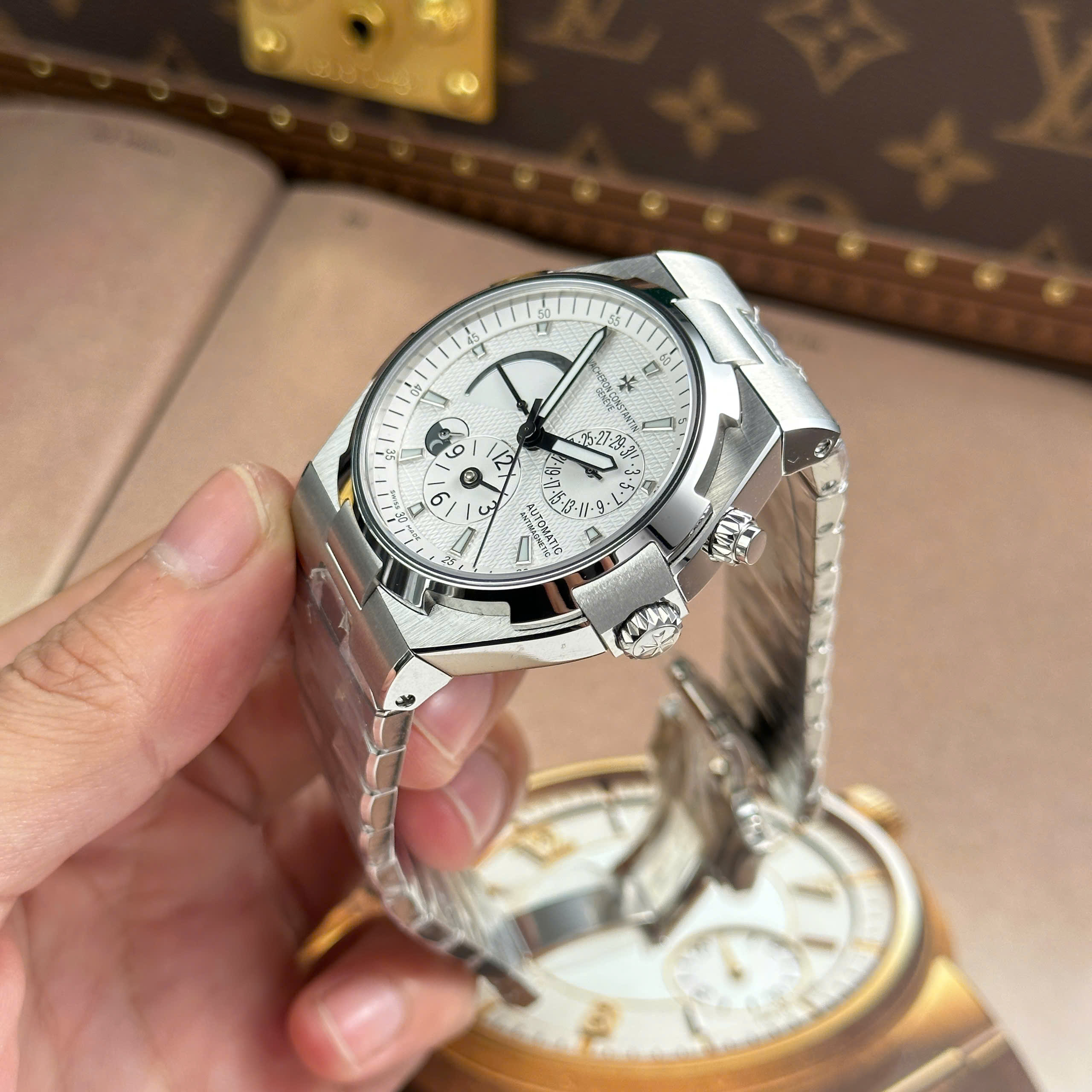 Đồng Hồ Vacheron Constantin Overseas Dual Time 47450 Nam Dây Kim Loại Xưởng 9F 42mm (2) Dong Ho Vacheron Constantin Overseas Dual Time 47450 Nam Day Kim Loai Xuong 9F 42mm 2