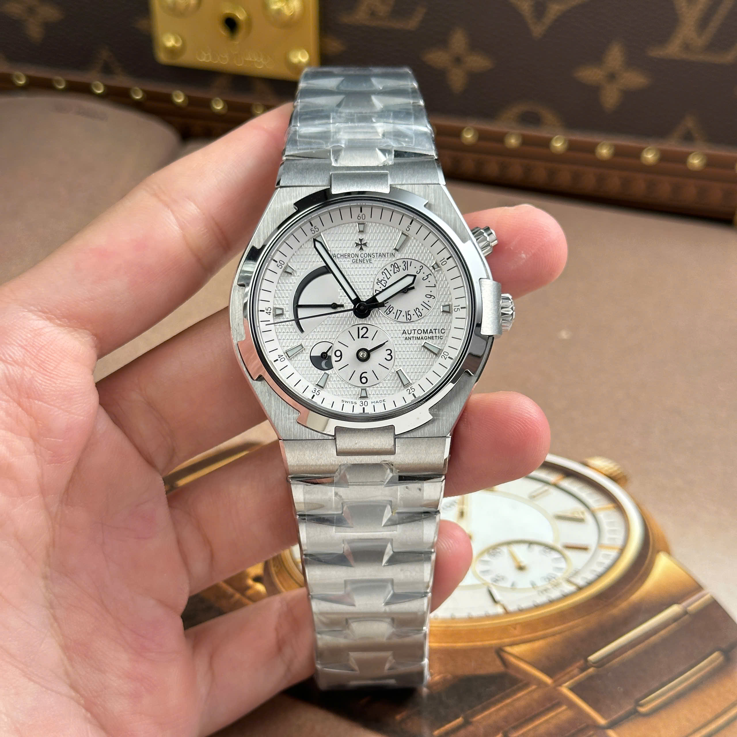 Đồng Hồ Vacheron Constantin Overseas Dual Time 47450 Nam Dây Kim Loại Xưởng 9F 42mm (3) Đồng Hồ Vacheron Constantin Overseas Dual Time 47450 Nam Dây Kim Loại Xưởng 9F 42mm (6)