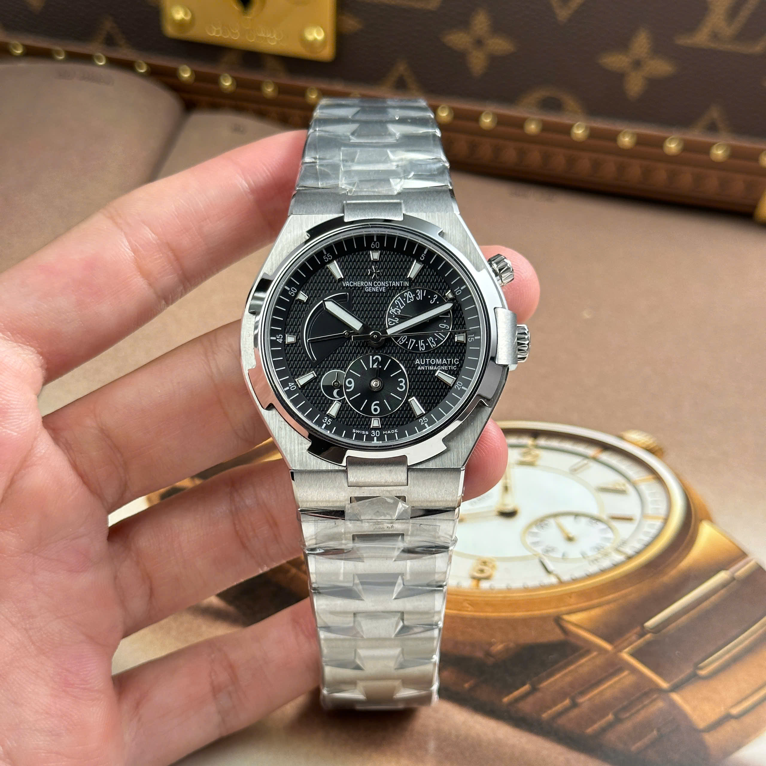Đồng Hồ Vacheron Constantin Overseas Dual Time 47450 Replica Thuỵ Sỹ Xưởng 9F 42mm (3) Đồng Hồ Vacheron Constantin Overseas Dual Time 47450 Replica Thuỵ Sỹ Xưởng 9F 42mm (1)
