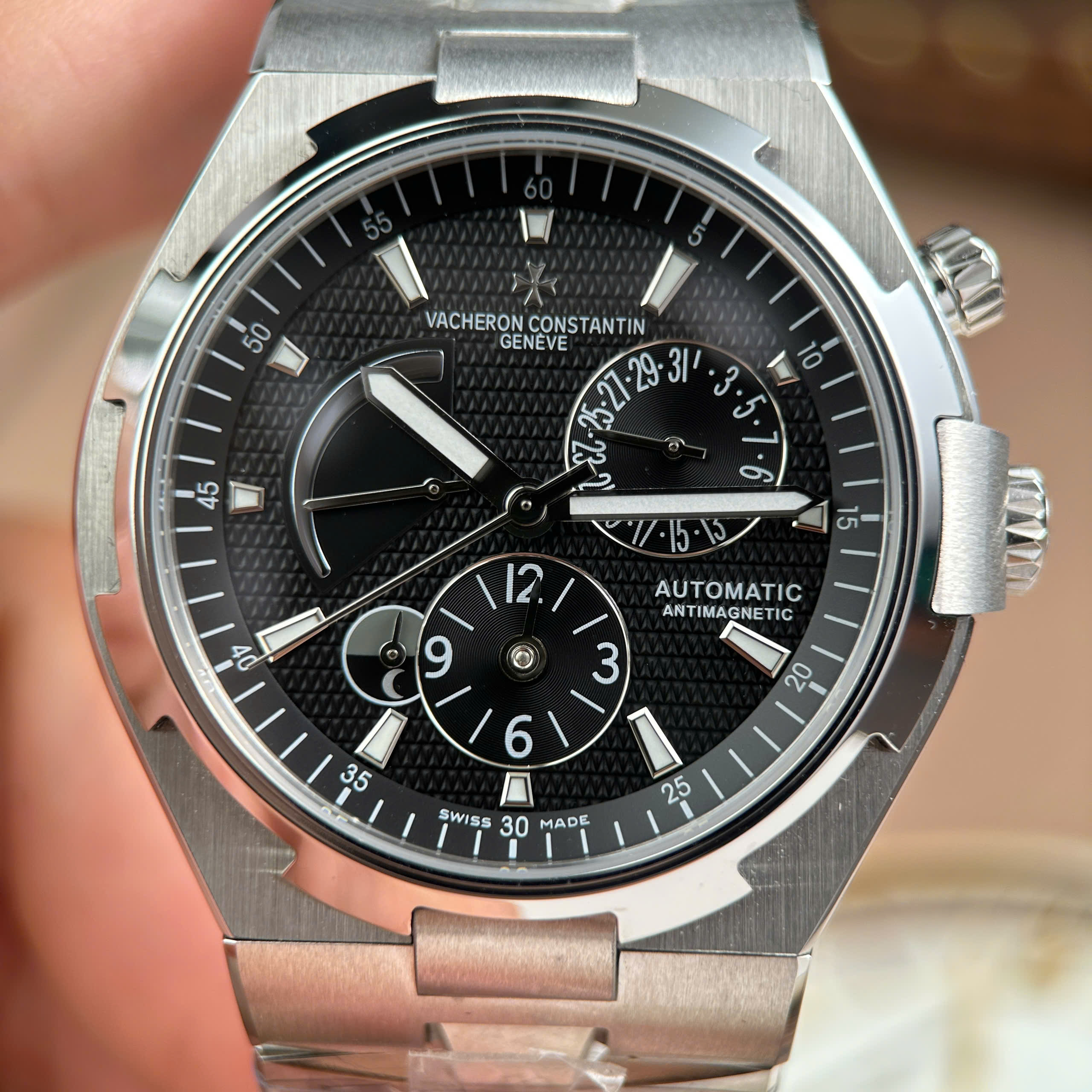 Đồng Hồ Vacheron Constantin Overseas Dual Time 47450 Replica Thuỵ Sỹ Xưởng 9F 42mm (6) Đồng Hồ Vacheron Constantin Overseas Dual Time 47450 Replica Thuỵ Sỹ Xưởng 9F 42mm (1)