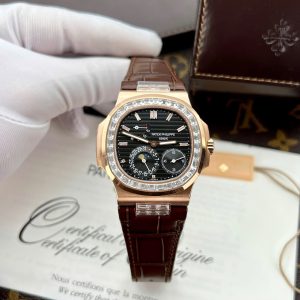 Đồng Hồ Patek Philippe Nautilus 5724R Chế Tác Nam Mặt Đen Đính Đá Baguette Xưởng GR 40mm (2)