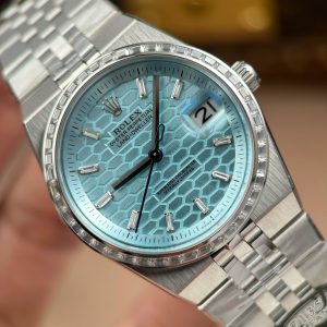 Đồng Hồ Nam Chế Tác Rolex Land-Dweller 127236 Mặt Xanh Băng Họa Tiết Tổ Ong Đính Đá Baguette 36mm (2)