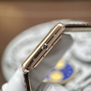 Đồng Hồ Cartier Tank Louis Fake Cao Cấp Mặt Trắng Vỏ Mạ Vàng Hồng Dây Da Nâu 27.8×38 (2)