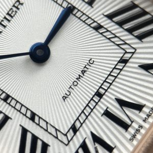 Đồng Hồ Cartier Tank Louis Fake Cao Cấp Mặt Trắng Vỏ Mạ Vàng Hồng Dây Da Nâu 27.8×38 (2)